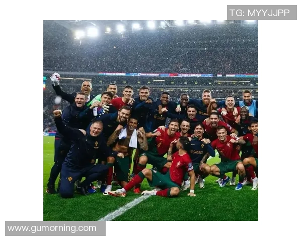 小孩足球球星默契配合展现成长与梦想的力量 小孩足球球星默契配合展现成长与梦想的力量