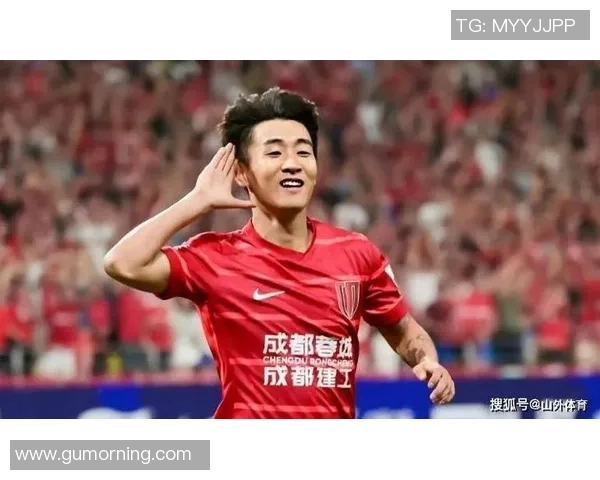 足球界新星魅力四射 他的英俊外貌与球场技艺让粉丝为之疯狂 足球界新星魅力四射 他的英俊外貌与球场技艺让粉丝为之疯狂