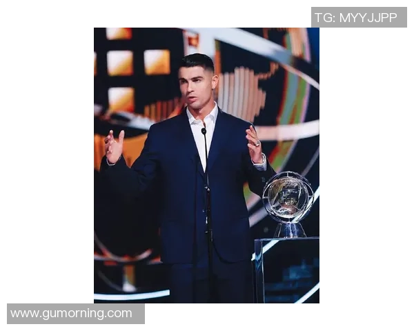 穿西装的C罗：足球场外的魅力与时尚担当